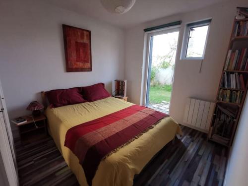 une chambre avec un lit dans une pièce avec une fenêtre dans l'établissement Le Vingt-Six, à Rochefort-sur-Loire