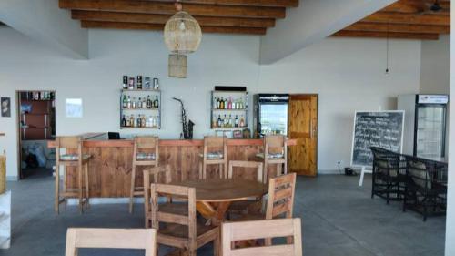 una sala da pranzo con tavolo e sedie di Joma Adventure Lodge a Senga
