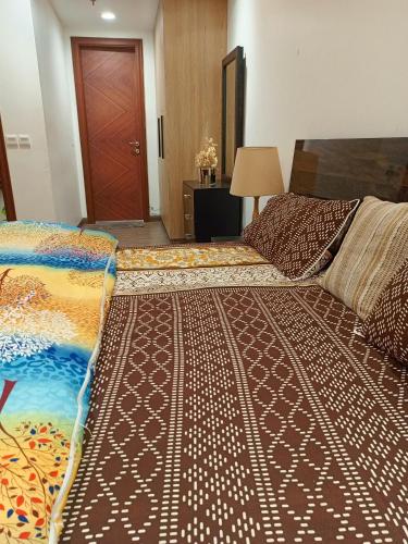 Un dormitorio con una cama grande con una alfombra grande en Luxury rooms studioLahore en Lahore