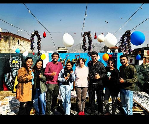een groep mensen die poseren voor een foto voor ballonnen bij House Of Touristers Hotel & Cafe in Jaipur
