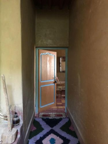 an empty hallway with a door in a room at GITE LA GROTTE VALLEE in Aoûtouss