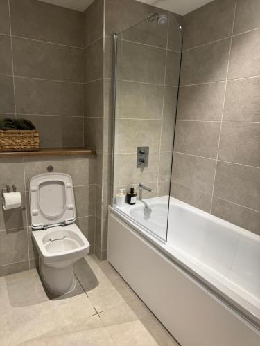 Penthouse height Flat, City View Balcony, Quiet, Free Wifi, Gym & More Minimalistic Home photo 14