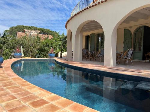 une piscine devant une maison dans l'établissement Maison d'Orange - La Pinede, à Saint-Tropez