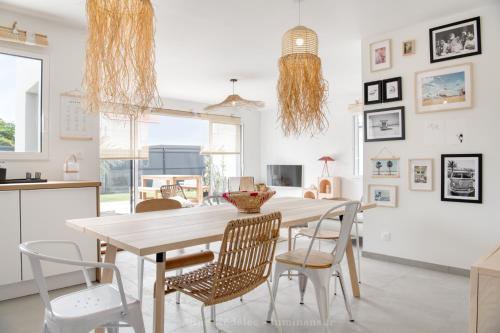 une cuisine et une salle à manger avec une table et des chaises dans l'établissement VILLA à 200m DE LA PLAGE - Saint-Palais-sur-mer, à Saint-Palais-sur-Mer