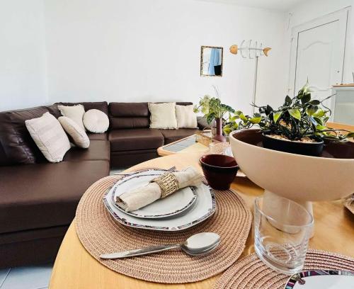 una sala de estar con una mesa con platos y un tazón en Central Apartments Ariadni, en Ofrinion