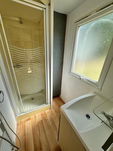 uma casa de banho com um lavatório e uma janela em Bungalow BAMBOLERA em Torrelaguna