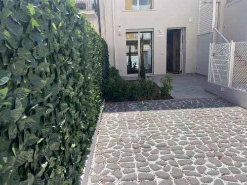 un muro di piante accanto a un edificio di The Twins 1 Luxury Home - Lungomare Viale Milano 20 a Riccione