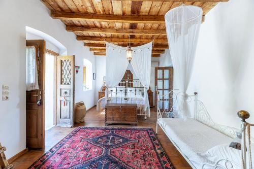 ein Schlafzimmer mit einem Bett und einer Holzdecke in der Unterkunft Paradiso Vintage Villa: Traditional 1944 Gem in Amanioú