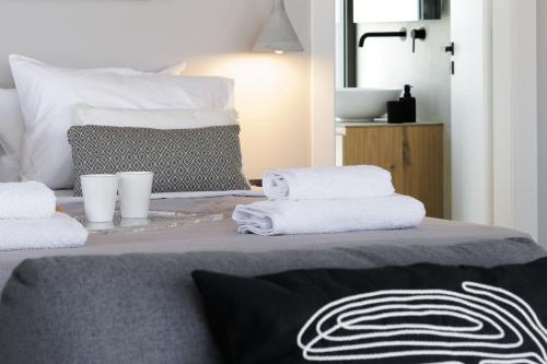 Ένα ή περισσότερα κρεβάτια σε δωμάτιο στο Experience Penthouse by Athens Riviera Suites