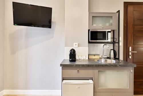 Dapur atau dapur kecil di Nival Luxury Suites