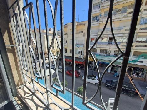 een raam met uitzicht op een stadsstraat bij Tanger med 3 in Tanger