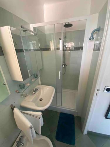 une salle de bain avec toilettes, lavabo et douche dans l'établissement Studio bord de mer Saint Rahael, à Saint-Raphaël