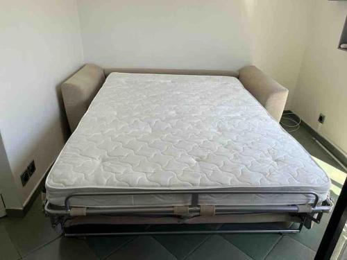 - un matelas assise sur un lit dans une chambre dans l'établissement Studio bord de mer Saint Rahael, à Saint-Raphaël