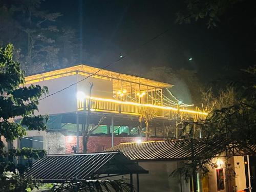 un edificio con luces por la noche en AVTARA RESORT RISHIKESH, en Rishīkesh