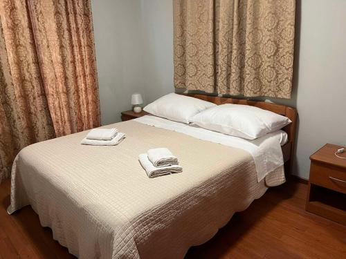 1 dormitorio con 1 cama con 2 toallas en Apartments Suzi, en Rovinj