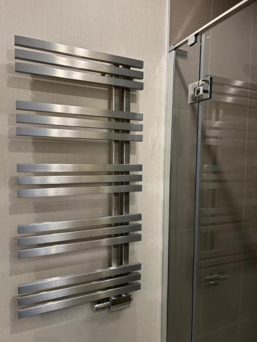 La salle de bains est pourvue d'une douche avec une porte en verre. dans l'établissement Metropol Istanbul Studio Daire Ataşehir, à Istanbul