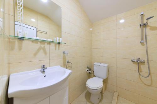 ein Badezimmer mit Waschbecken, Toilette und Dusche in der Unterkunft Hotel Angy in Goldstrand