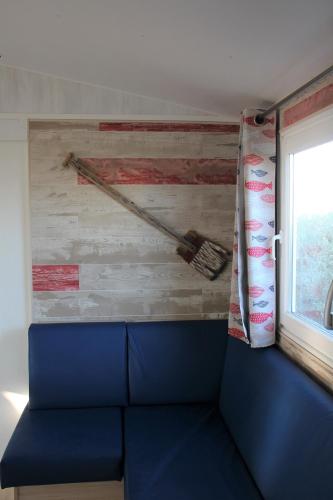 a train room with a bench and a window at Camping Le Clos du Rhône in Saintes-Maries-de-la-Mer