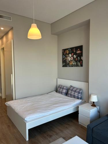 ein kleines Schlafzimmer mit einem Bett und einem Sofa in der Unterkunft Metropol Istanbul Studio Daire Ataşehir in Istanbul