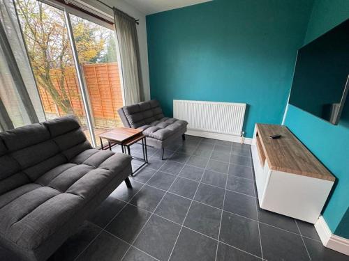 sala de estar con sofá y mesa en Beautiful Home near Birmingham, en Smethwick