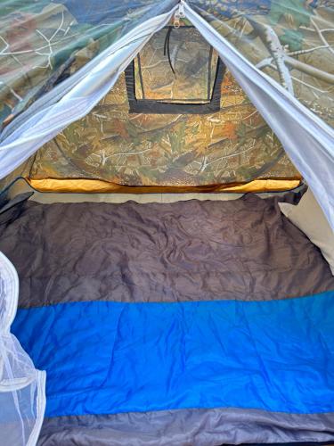 ein Zelt im Inneren mit offener Tür in der Unterkunft Koh RhongSunshine Resort2 in Phumĭ Kaôh Rŏng