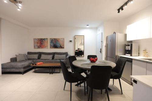 Una cocina o cocineta en Luxury Queen Royal Park