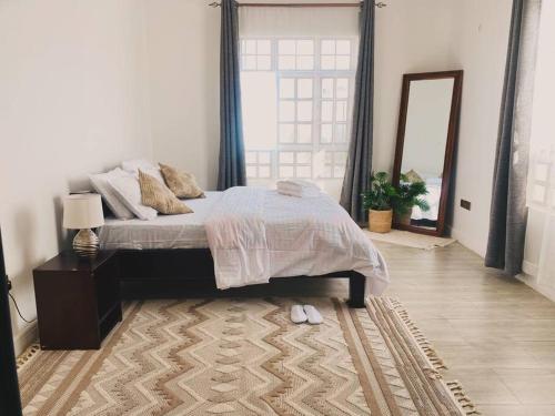Een bed of bedden in een kamer bij Serenity Homes Arusha