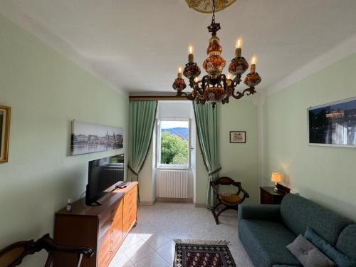 a living room with a couch and a chandelier at Casa Vacanza Nonna Lida in Villafranca in Lunigiana