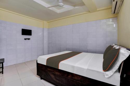 Кровать или кровати в номере Collection O Hotel Konark Inn