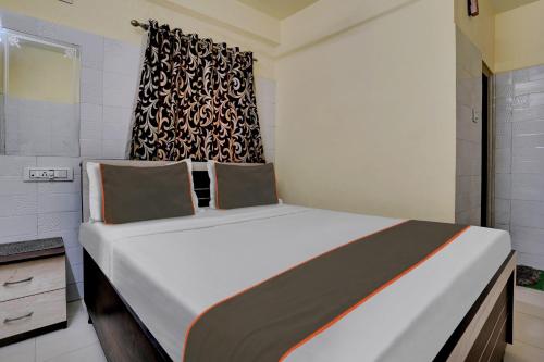 1 dormitorio con 1 cama grande en una habitación en Collection O Hotel Konark Inn, en Ahmedabad