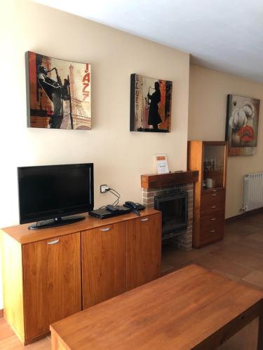 Televisyen dan/atau pusat hiburan di Apartamentos Solineu
