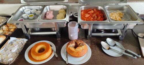 um monte de comida numa mesa com pratos de comida em Hotel La Rocca, Goiânia em Goiânia