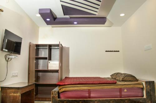 Habitación con cama y TV en el techo. en Close 2 Heaven, en Kodaikanal