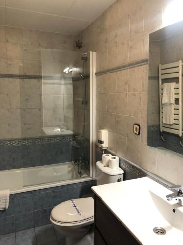 La salle de bains est pourvue d'un lavabo, de toilettes et d'une baignoire. dans l'établissement Apartamentos Solineu, à La Molina