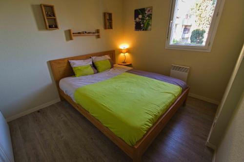 Ένα ή περισσότερα κρεβάτια σε δωμάτιο στο Appartement t2 piscine Parkin privée