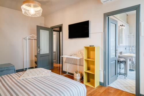 una camera da letto con un letto e una TV a parete di B&B Alba Chiara a Cazzago San Martino
