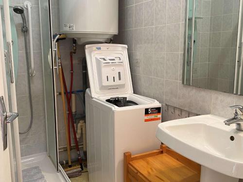 La salle de bains est pourvue d'un lavabo et d'un chauffe-eau. dans l'établissement Appartement T2 avec loggia, proche centre et étang de Thau - calme, équipé, 34540 Balaruc-les-Bains - FR-1-553-251, à Balaruc-les-Bains