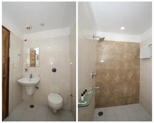 Duas fotografias de uma casa de banho com WC e lavatório. em Hotel RV Regency em Amritsar