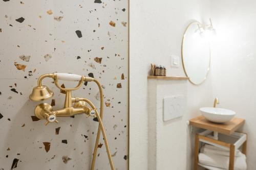 Un baño de HarmoNee - Central Retreat