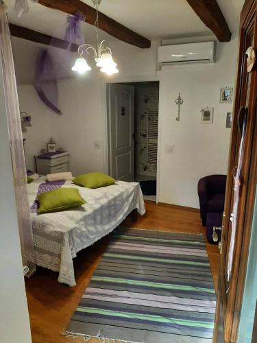 a bedroom with a bed and a rug at Édes Otthon Vendégház in Nagybörzsöny