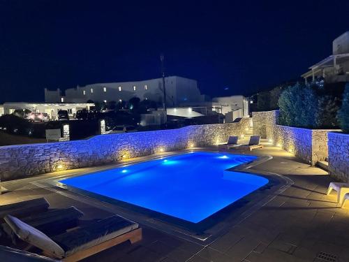 basen w nocy z oświetleniem w obiekcie Grace Villa Mykonos w mieście Mykonos