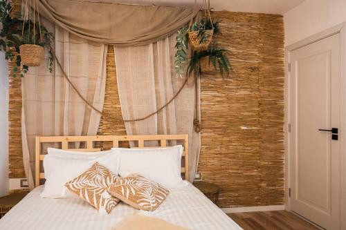 Una cama o camas en una habitación de HarmoNee - Central Retreat