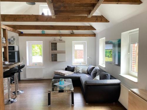 un salon avec un canapé et une table dans l'établissement Freistehendes Friesenhaus Heimathafen, à Halbemond