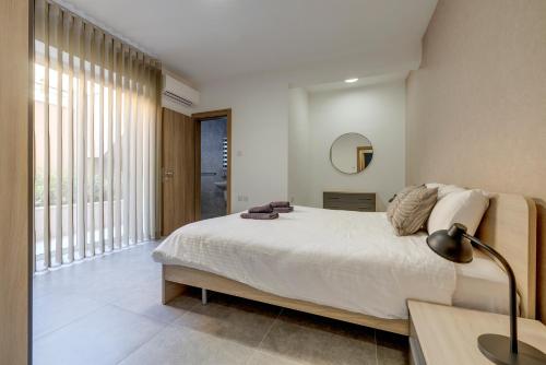 Postel nebo postele na pokoji v ubytování Urban Oasis 3BR Duplex in a Prime Location