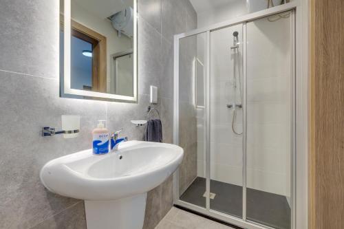 Koupelna v ubytování Urban Oasis 3BR Duplex in a Prime Location
