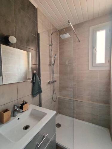 une salle de bain avec une douche et un lavabo et une douche dans l'établissement La jungle urbaine avec garage privé & climatisation, à Perpignan