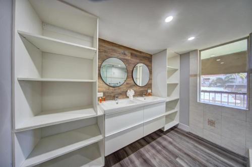 a bathroom with a sink and a mirror at Mahalo Isles Apartments by Rocketstay in Fort Lauderdale