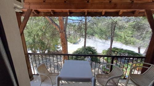 stół i krzesła na balkonie z widokiem w obiekcie Calming mountain view apartment w Nikozji