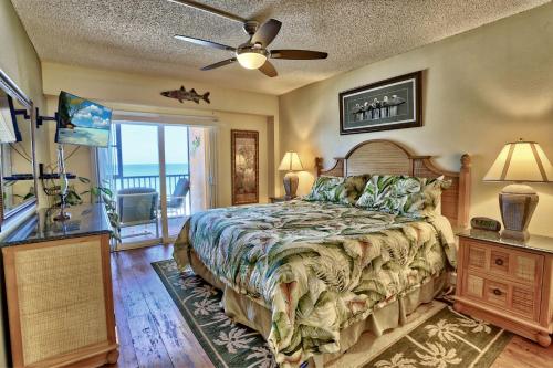 a bedroom with a bed and a ceiling fan at Villa Madeira 404 - Premier in St. Pete Beach