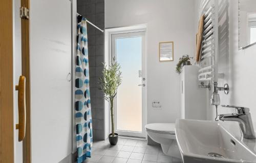Un baño de Cozy Home In Hjørring With Wifi